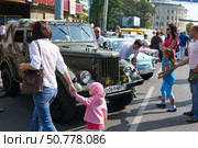 Выставка ретроавтомобилей на празднике города Калининграда (2011 год). Редакционное фото, фотограф Сергей Куров / Фотобанк Лори