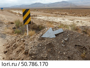 Road sign and direction marker on Gorgan Bojnord highway in Iran. Стоковое фото, фотограф Михаил Пряхин / Фотобанк Лори