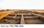 Ancient archaeological site with pottery and desert landscape. Стоковое AI-изображение, AI-художник Ольга Невская / Фотобанк Лори