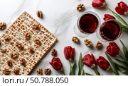 Colorful Tulips and Matzo With Wine Create a Festive Table Setting During Spring Celebration. Стоковое AI-изображение, AI-художник Юлия Гапеенко / Фотобанк Лори