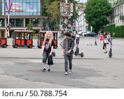 Молодые люди гуляют на Театральной площади г. Ессентуки летом. Редакционное фото, фотограф Лариса Веселова / Фотобанк Лори