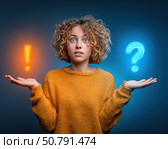 Молодая женщина стоит держа в одной руке вопросительный знак, а в другой — восклицательный, символизирующий принятие решения или неопределённость. Стоковое AI-изображение, AI-художник ArtVladZ / Фотобанк Лори
