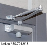 Дверной металлический доводчик, установленный на двери. Automatic hydraulic device, leaver hinge door closer holder on a white background. Стоковое фото, фотограф Татьяна Д / Фотобанк Лори