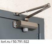 Дверной металлический доводчик, установленный на двери. Automatic hydraulic device, leaver hinge door closer holder on a white background. Стоковое фото, фотограф Татьяна Д / Фотобанк Лори