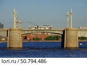 Троллейбус ВМЗ-6215 №5122 на разводном пролёте Кантемировского моста через Большую Невку, Санкт-Петербург (2021 год). Редакционное фото, фотограф Алексей Иванов / Фотобанк Лори