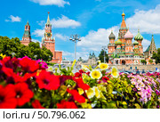 Спасская башня Московского Кремля и Собор Василия Блаженного. Лето. Солнечно. Москва. Редакционное фото, фотограф E. O. / Фотобанк Лори