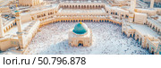 Aerial View of a Grand Mosque with Numerous Worshippers. Стоковое AI-изображение, AI-художник Данила Большаков / Фотобанк Лори