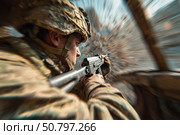 Российский военнослужащий в полной боевой экипировке и защитном шлеме прицеливается из автомата на фоне военной техники в зоне боевых действий. Стоковое AI-изображение, AI-художник ArtVladZ / Фотобанк Лори