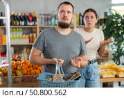 Young woman quarrels with man in grocery store. Стоковое фото, фотограф Яков Филимонов / Фотобанк Лори