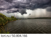 Молния в темном вечернем небе над озером летом. Стоковое фото, фотограф Андрей Иванов / Фотобанк Лори