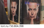Moscow July 15 2025, Elon Reeve Musk book with a man's face on the cover is on a shelf. The man is praying and the book is titled The Man Who Would Be Steve Jobs. billionaire, statesman, political. Редакционное фото, фотограф Скрипачев Антон / Фотобанк Лори