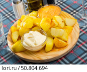Patatas bravas on wooden plate. Стоковое фото, фотограф Яков Филимонов / Фотобанк Лори