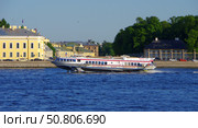 СПК "Метеор-247" идёт на крыльях вверх по Неве, Санкт-Петербург (2021 год). Редакционное фото, фотограф Алексей Иванов / Фотобанк Лори