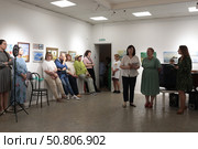 Открытие выставки наивных художников "Квартира" на Невском проспекте 60 Санкт-Петербург. Редакционное фото, фотограф Дмитрий Неумоин / Фотобанк Лори