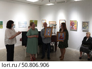 Открытие выставки наивных художников "Квартира" на Невском проспекте 60 Санкт-Петербург. Редакционное фото, фотограф Дмитрий Неумоин / Фотобанк Лори