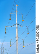 Металлическая опора высоковольтной линии электропередачи. Electric tower high voltage post. Стоковое фото, фотограф Татьяна Д / Фотобанк Лори