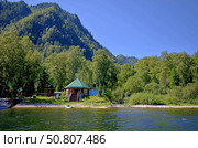 View of the campsite on the shore of Lake Teletskoye (2014 год). Редакционное фото, фотограф Александр Карпенко / Фотобанк Лори