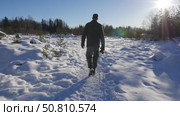 Ruskeala, Karelia. A man walks through a winter park. Стоковое видео, видеограф Виктор Тихонов / Фотобанк Лори