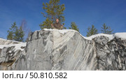 Ruskeala. A man on a marble rock in winter. Стоковое видео, видеограф Виктор Тихонов / Фотобанк Лори