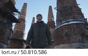 A man walks through an abandoned ancient factory in winter. Стоковое видео, видеограф Виктор Тихонов / Фотобанк Лори