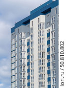 Современный многоэтажный красивый дом на фоне голубого неба. Modern panel apartment building on background of blue sky. Стоковое фото, фотограф Татьяна Д / Фотобанк Лори