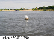 Белый буй на тёмной воде, песчаный далёкий берег на горизонте, речной пейзаж, река Волга, Волгоград, Россия. Стоковое фото, фотограф Андрей Цыганков / Фотобанк Лори