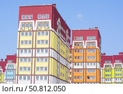 Современный многоэтажный красивый дом на фоне голубого неба. Modern panel apartment building on background of blue sky. Стоковое фото, фотограф Татьяна Д / Фотобанк Лори