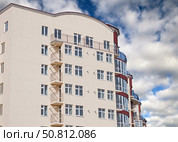 Современный многоэтажный красивый дом на фоне голубого неба. Modern panel apartment building on background of blue sky. Стоковое фото, фотограф Татьяна Д / Фотобанк Лори
