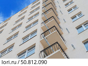Современный многоэтажный красивый дом на фоне голубого неба. Modern panel apartment building on background of blue sky. Стоковое фото, фотограф Татьяна Д / Фотобанк Лори