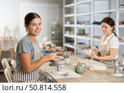 Girls perform work on molding blanks from raw clay and painting staining them. Стоковое фото, фотограф Яков Филимонов / Фотобанк Лори