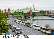 Вид на Кремль и Пречистенскую набережную в пасмурный весенний день. Москва. Редакционное фото, фотограф E. O. / Фотобанк Лори