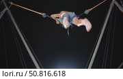Girl flipping upside down on bungee ride. Стоковое видео, видеограф Данил Руденко / Фотобанк Лори