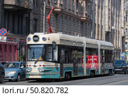 Современный трамвай в ретро стиле (71-431Р "Достоевский") на городской улице солнечным летним днем. Санкт-Петербург. Редакционное фото, фотограф Виктор Карасев / Фотобанк Лори