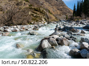 Ala-Archa Park, Fast flowing alpine stream with boulders and rapids, nestled in remote wilderness. Hiking, backcountry exploration, outdoor adventure, nature lovers, and challenging mountain journeys. Стоковое фото, фотограф Андрей Ка / Фотобанк Лори