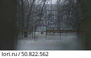 Courtyard-Well Trapped in a Web of Bare Branches. Стоковое видео, видеограф Поскребышев Михаил / Фотобанк Лори