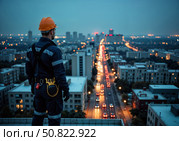 Электромонтажник стоит на крыше высотного здания и смотрит на вечерний город. An electrician stands on the roof of a high-rise building, looking down at the evening city. Стоковое AI-изображение, AI-художник Смирнова Светлана / Фотобанк Лори