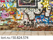 MOSCOW, RUSSIA - JULY 17, 2022: Viktor Tsoi Wall on Arbat Street in Moscow. Редакционное фото, фотограф Емельянов Евгений Викторович / Фотобанк Лори