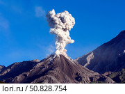 Eruption of ash cloud from Santiaguito dome complex, Santa Maria volcano, Guatemala. Стоковое фото, фотограф Richard Roscoe/Stocktrek Images / ТАСС / Фотобанк Лори