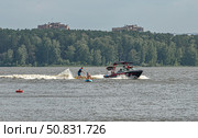 Моторная лодка мчится по воде с человеком на водных лыжах. город Железногорск, Красноярский край, Редакционное фото, фотограф Анатолий Володин / Фотобанк Лори