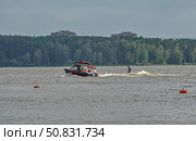 Моторная лодка мчится по воде с человеком на водных лыжах. город Железногорск, Красноярский край, Редакционное фото, фотограф Анатолий Володин / Фотобанк Лори