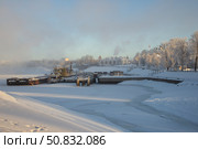 UGLICH, RUSSIA - JANUARY 07, 2023: Volga River embankment in winter morning fog. Uglich, Yaroslavl region. Редакционное фото, фотограф Анна Карасева / Фотобанк Лори
