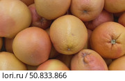 Grapefruits piled in a box, vibrant citrus fruits with textured peel and natural color tones. Стоковое видео, видеограф Анастасия Золотницкая / Фотобанк Лори