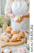 Croissant Creation: Baker Dusts Golden Pastries with Powdered Sugar for Sweet Perfection. Стоковое AI-изображение, AI-художник Данила Большаков / Фотобанк Лори