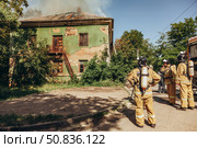 Russia, Rostov-on-Don - June 2, 2022: firefighters have arrived to extinguish the fire, standing nearby and assessing the extent of the fire. Редакционное фото, фотограф Екатерина Красникова / Фотобанк Лори