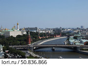 Вид на Московский Кремль со смотровой площадки Храма Христа Спасителя. Стоковое фото, фотограф Жанна Любимова / Фотобанк Лори