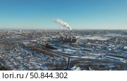 Вид с высоты на ТЭЦ зимой (2022 год). Стоковое видео, видеограф Владислав Самошкин / Фотобанк Лори
