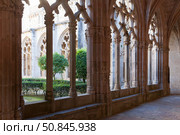 Vaulted arcade in cloister of Monastery of Santa Maria de Santes Creus. Стоковое фото, фотограф Яков Филимонов / Фотобанк Лори