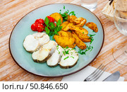 Baked hake steaks with vegetable side dish. Стоковое фото, фотограф Яков Филимонов / Фотобанк Лори