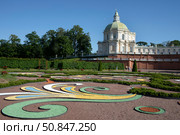 Ораниенбаум, нижний парк и флигель дворца Меншикова. Редакционное фото, фотограф Дмитрий Неумоин / Фотобанк Лори