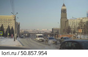 Winter Traffic in Krasnoyarsk with the City Clock Tower. Стоковое видео, видеограф Поскребышев Михаил / Фотобанк Лори
